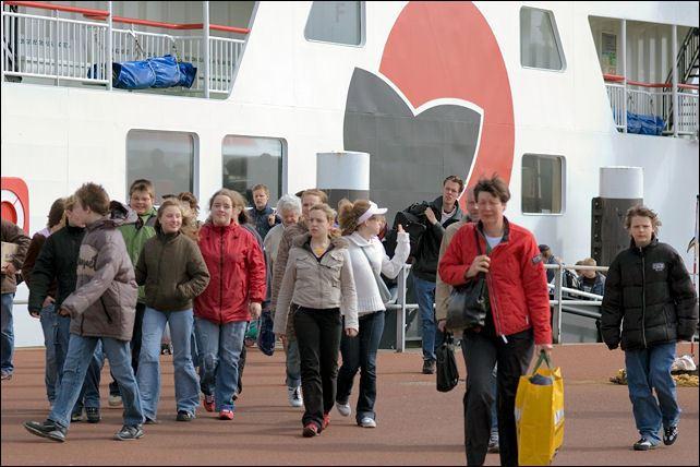 Fährankunft in Nes auf Ameland, die Fußgänger verlassen die Fähre
