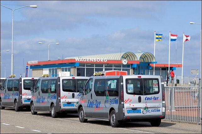Wartende Taxis am Anleger auf Ameland